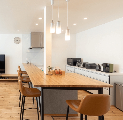 広々としたあたたかい雰囲気のダイニング