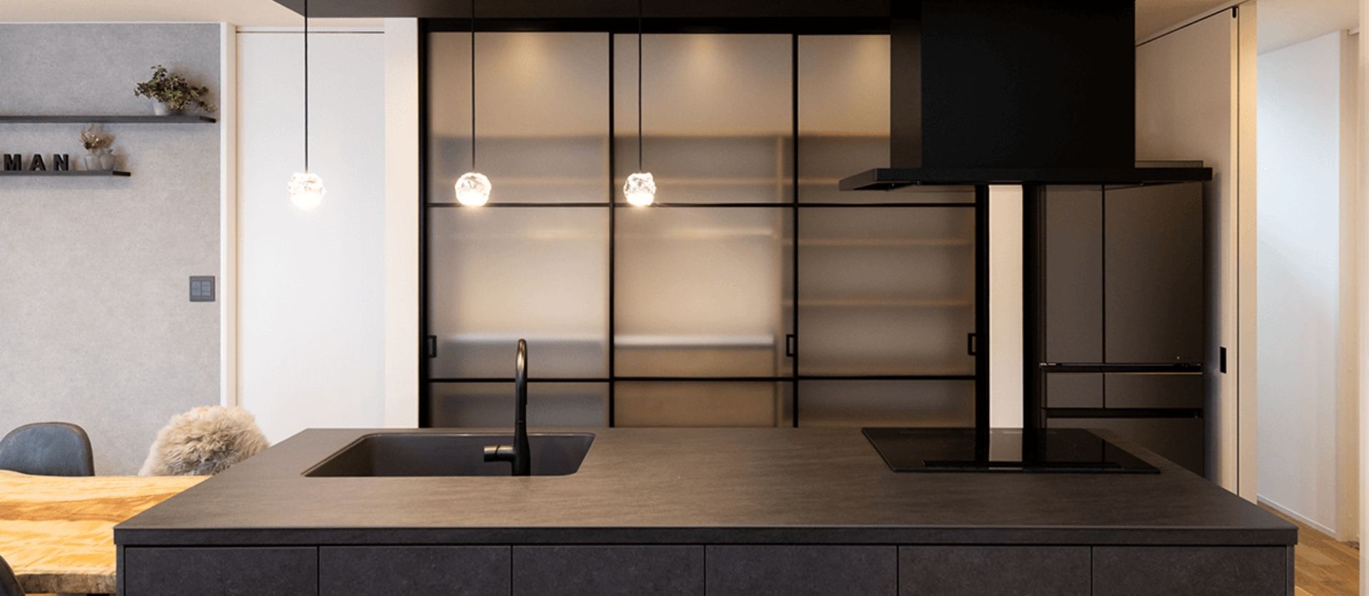 シックなデザインのカウンターキッチン