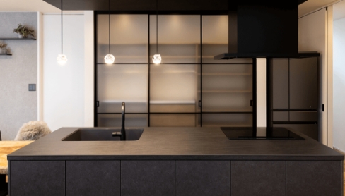 シックなデザインのカウンターキッチン